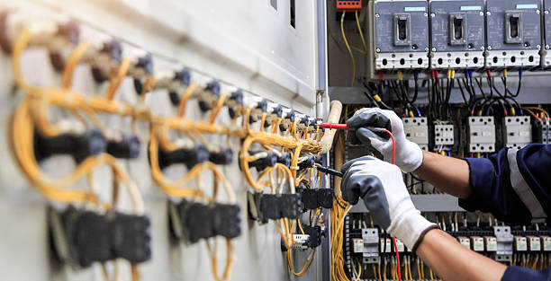 Professional Electrician technician working in Greentree, NJ